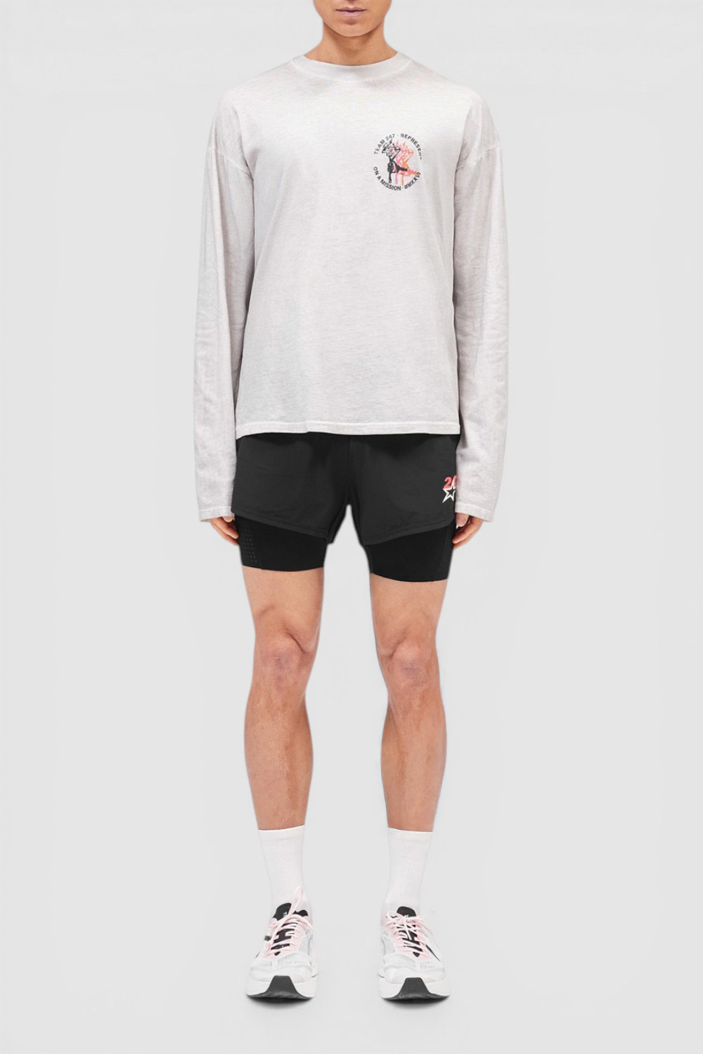 תמונת כל הלוק של מכנסי אימון